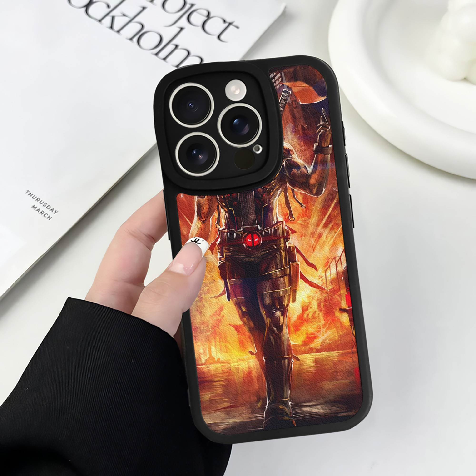 （画像用） Deadpool デッドプール 【iPhone 16シリーズ対応】シリコンスマホケース（レザー調） 材質：シリコン